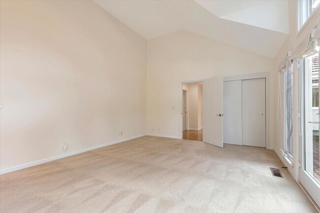 Building Photo - 954 Russell Ave