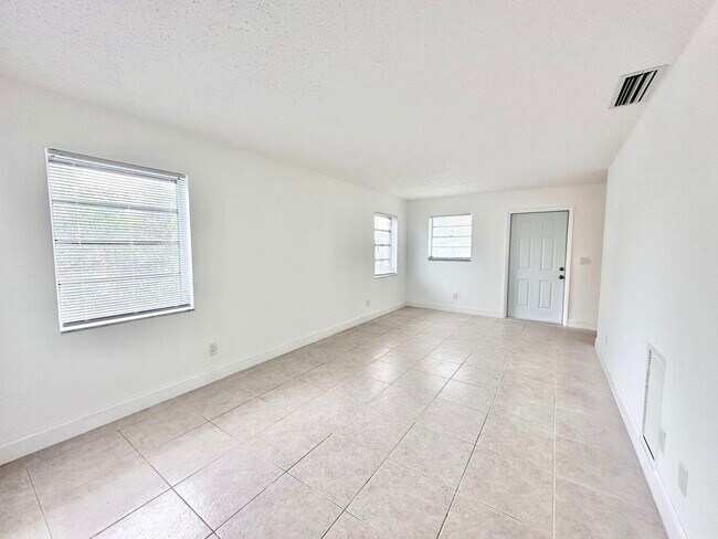 Building Photo - 906 Foresteria Dr