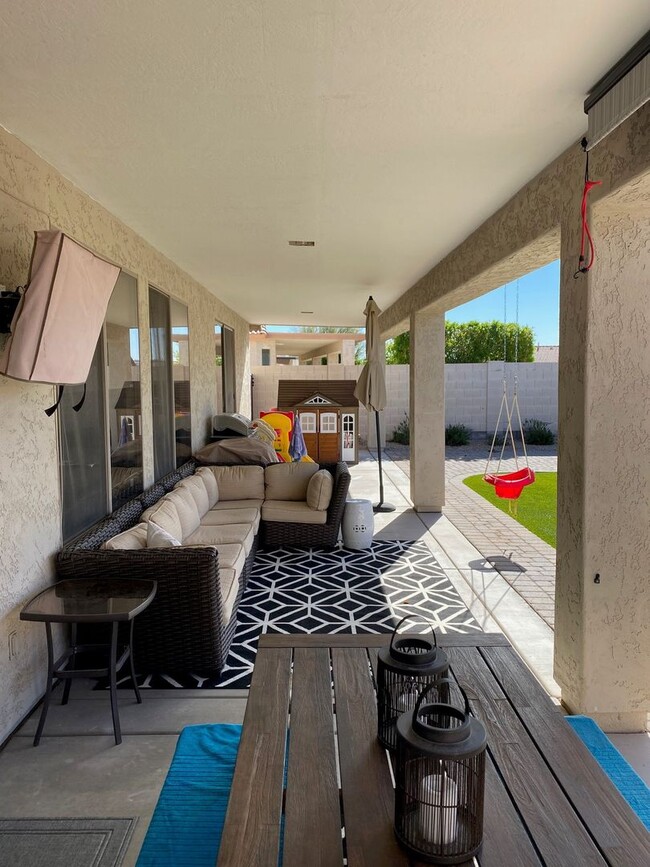 Building Photo - Upgraded and Spacious 5 Bed/3 Bath in Nort...