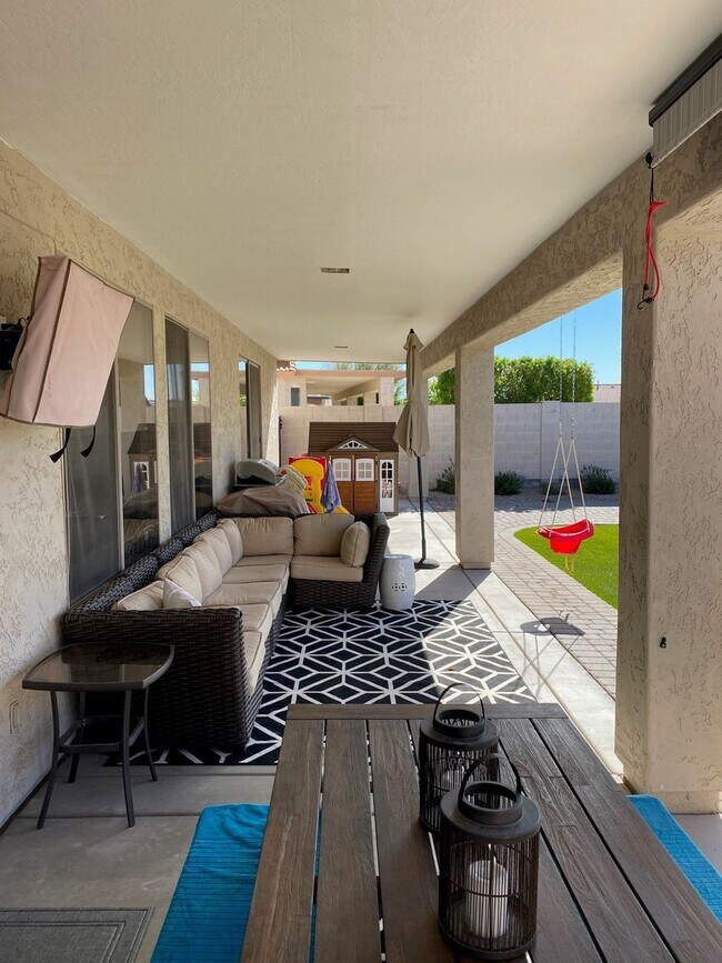 Building Photo - Upgraded and Spacious 5 Bed/3 Bath in Northwest Phoenix
