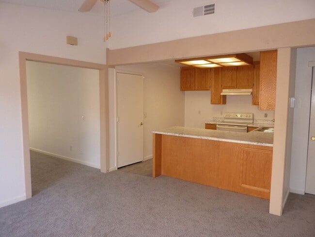 Building Photo - 2 Bedroom Duplex for Rent with Garage