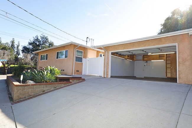 Building Photo - 4831 Canoga Ave