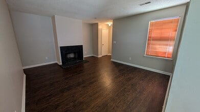 Building Photo - Spacious 2BD/2BA Duplex