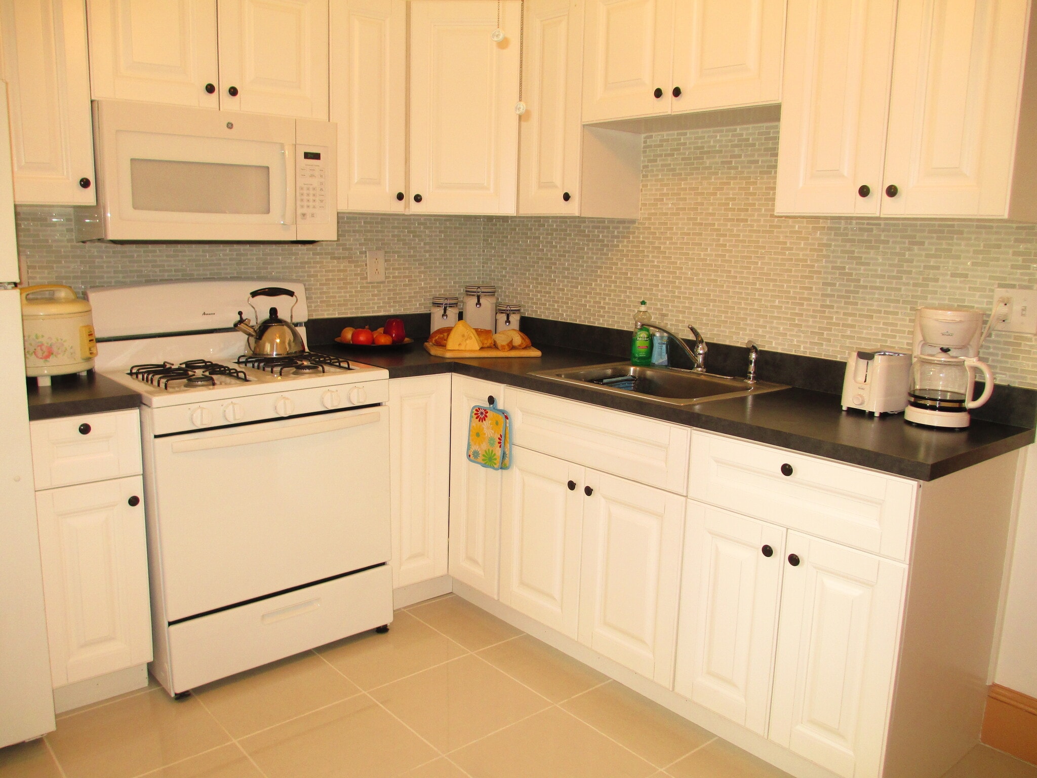 fully equipped kitchen - 855 Pavonia Ave