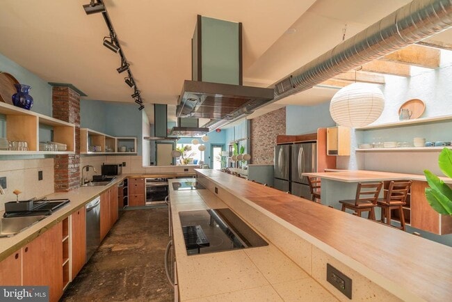 Building Photo - 711 G St SE