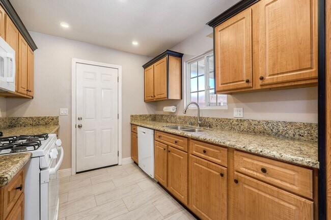 Building Photo - Three bedroom two bath home- fenced yard! - Castle Park