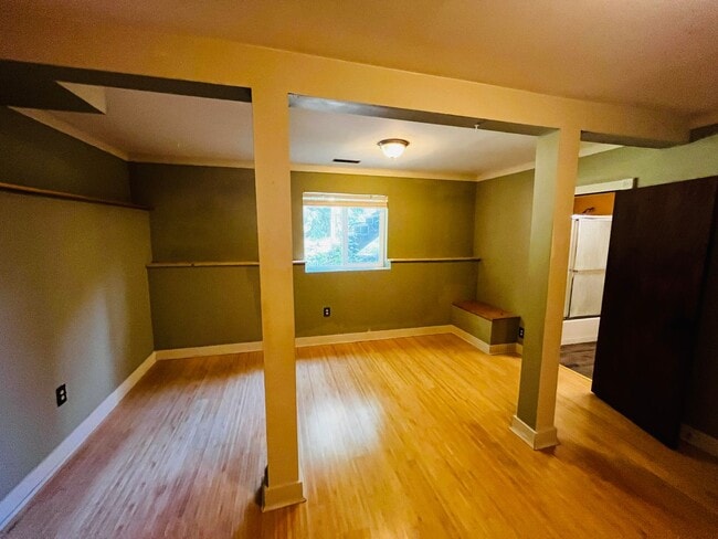 Building Photo - Wonderfully Eclectic Bainbridge Home, Perfect for Nature Lovers!