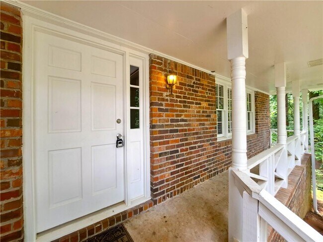 Building Photo - 844 Chandler Dr SW