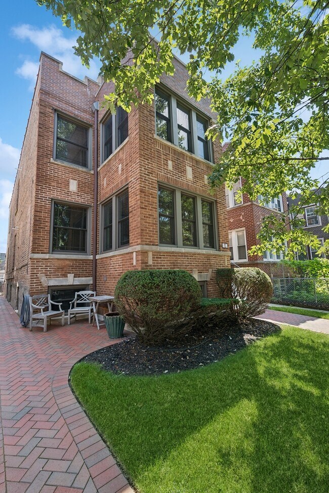 Building Photo - 4937 N Talman Ave