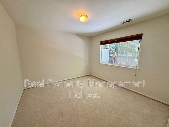 Building Photo - 7126 NE 165th Pl