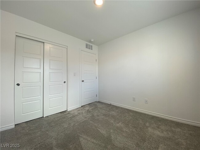 Building Photo - 6148 Foxes Dl St