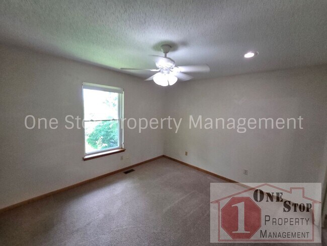 Building Photo - Spacious 3 bedroom, 2 bathroom duplex in Kansas City North!