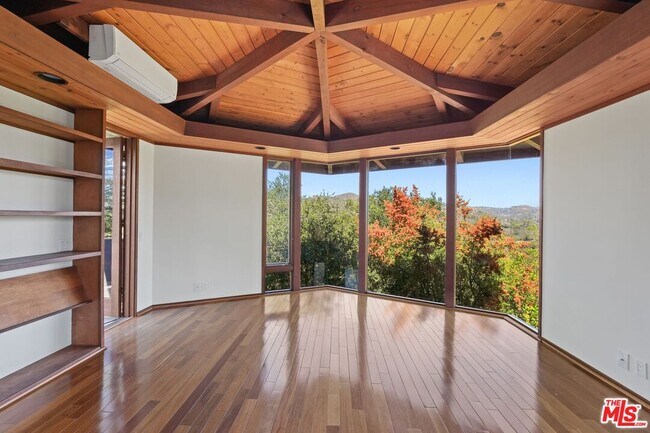 Building Photo - 21277 Entrada Rd