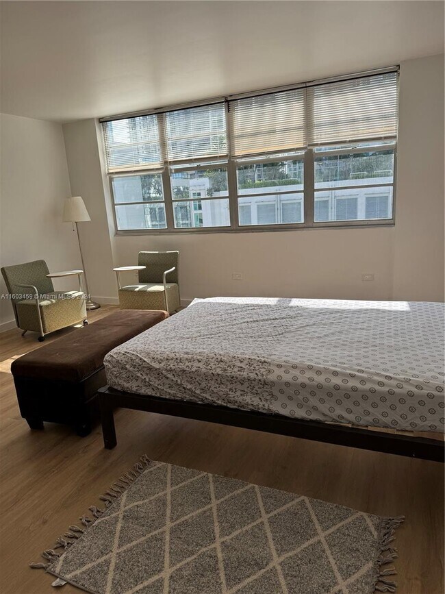 Building Photo - 999 Brickell Bay Dr