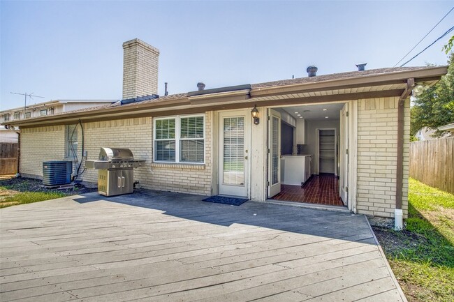 Building Photo - 702 Melrose Dr