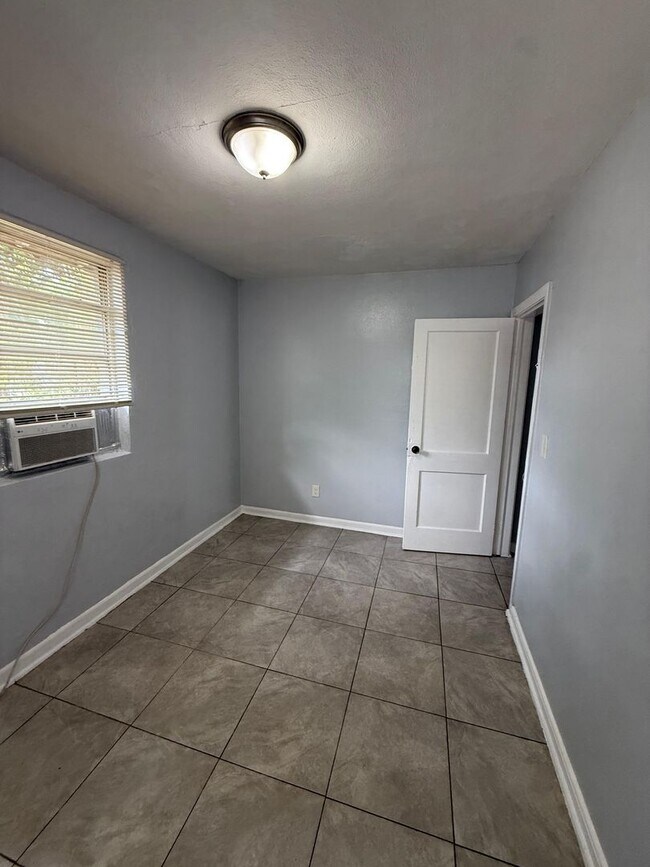 Building Photo - 1046/1048 W 8th St.- Duplex