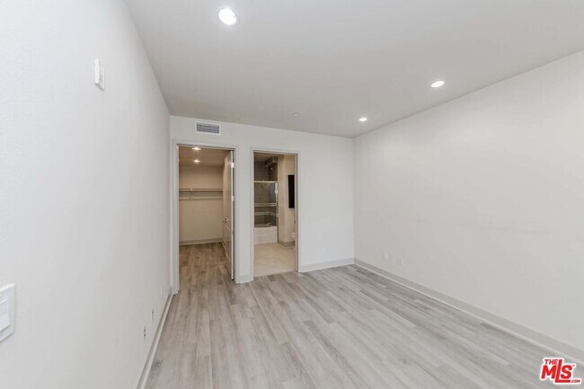 Building Photo - 848 Irolo St