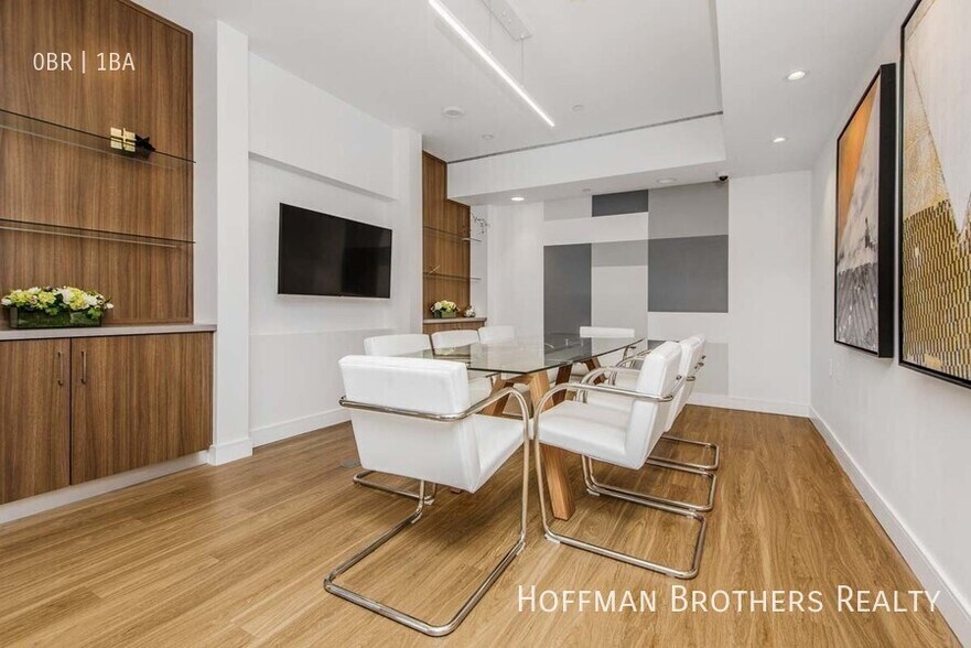 Building Photo - 453 S Kenmore Ave