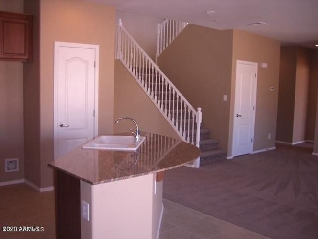 Building Photo - Gorgeous Large 4 Bed 2.5 Bath Home with lo...