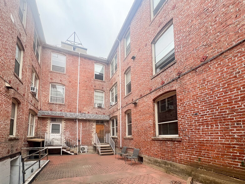 Building Photo - 6128 Wilshire Blvd