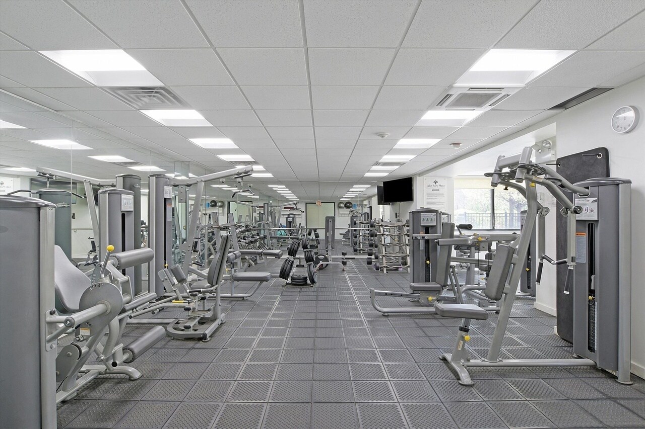 Building Photo - 3930 N Pine Grove Ave