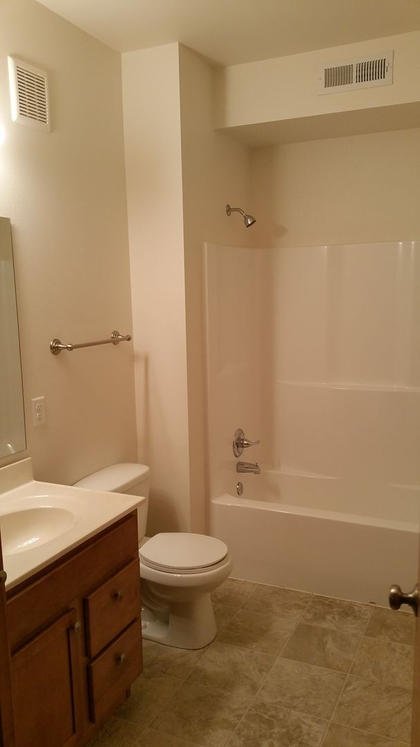 Building Photo - 2 bedroom, 2 bath condo in North Liberty