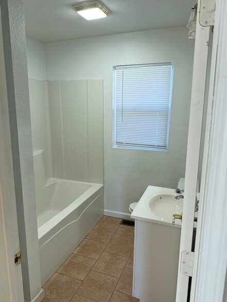 Building Photo - 805 4th St