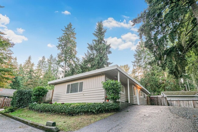 Building Photo - Fully Renovated & Very | Huge Yard | New HVAC | Lease w/ Option to Buy