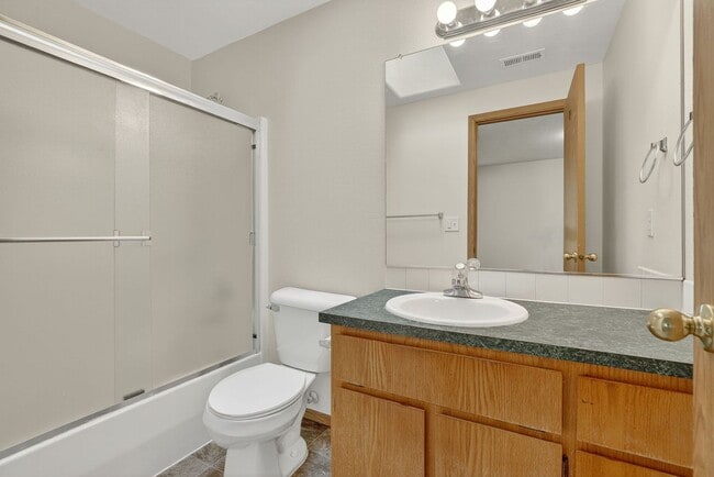 Building Photo - Great 2 story Townhome with Garage!