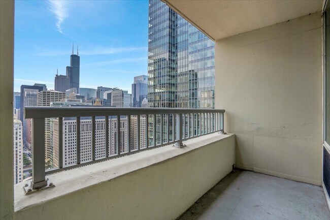 Building Photo - 345 N La Salle Dr