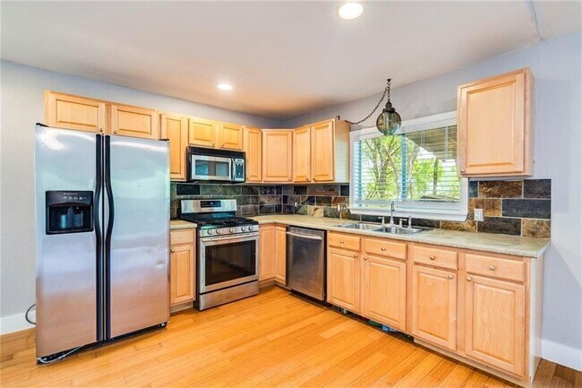 Building Photo - 3006 Lakeside Dr