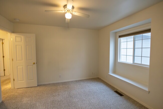 Building Photo - 164 S Silverwood Way