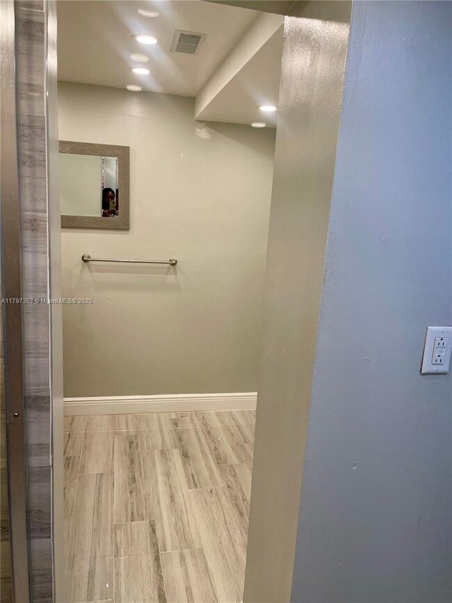 Building Photo - 6695 Racquet Club Dr