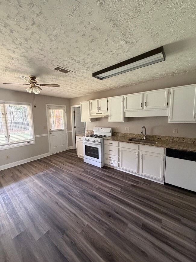 Building Photo - 2107 Fairway Ct SE