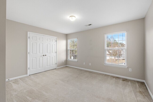 Building Photo - Spacious 4 BR, 2.5 BA, Master BR on Main, Conveniently Located Between Greenville and Spartanburg