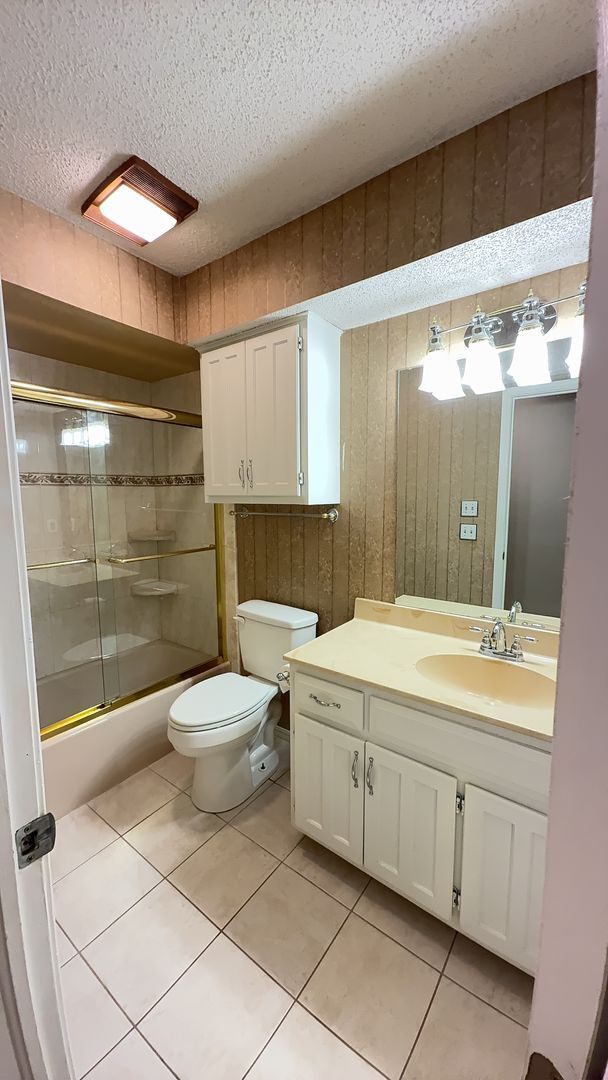 Building Photo - Welcome to this charming 3-bedroom, 2-bathroom duplex located in the vibrant community of Broken ...