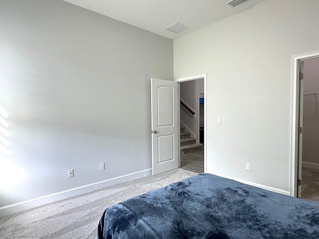 Building Photo - Fully Furnished, Stunning 4/4, Available I...
