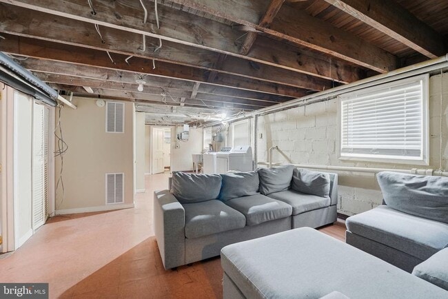 Building Photo - 524 N Kenmore St