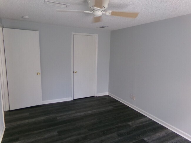 Building Photo - Country Club and Peace Haven Area