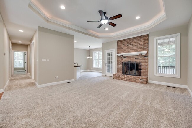 Building Photo - Beautiful 3 bedroom 2 bath Ranch with Bonu...