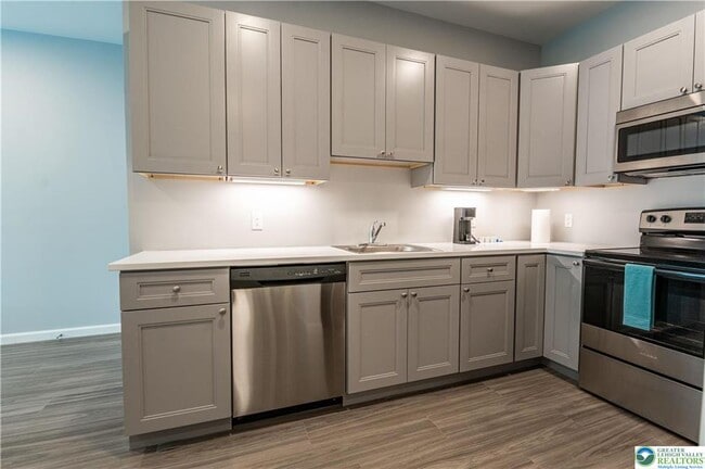 Building Photo - 948 N Front St