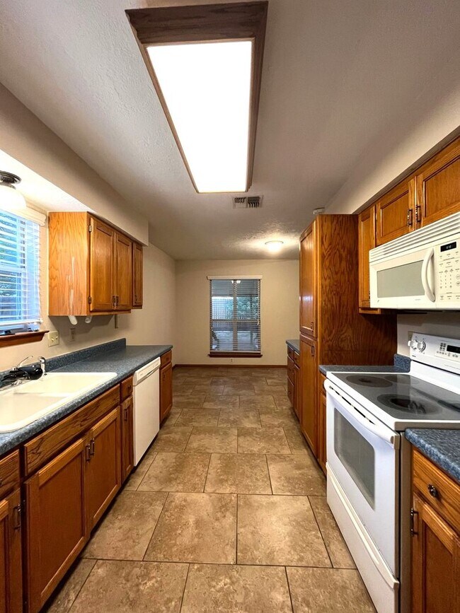Building Photo - 917 Seminole Dr