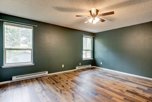 Building Photo - Charming 3 Bed, 2 Bath Home on a Quiet Street
