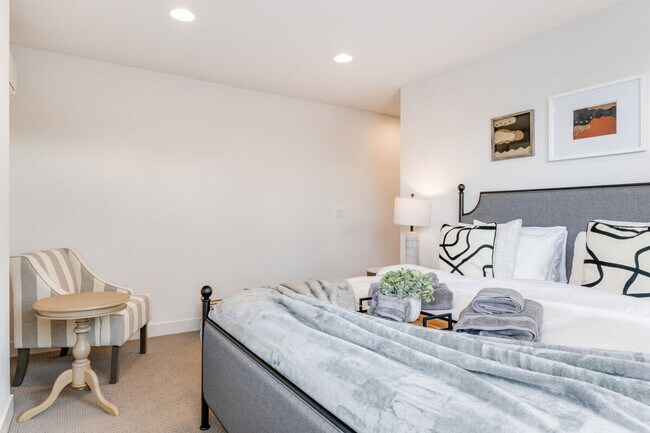 Building Photo - 2319 Franklin Ave E