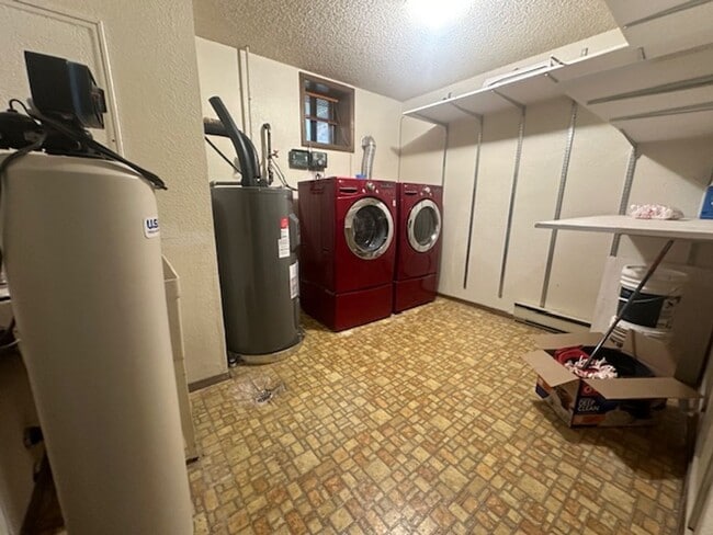 Building Photo - Three Bedroom / Two Bathroom Home