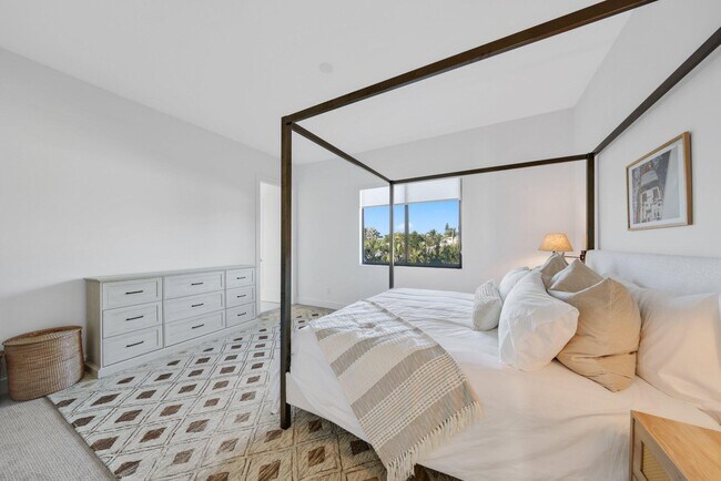 Building Photo - 2201 Florida Blvd