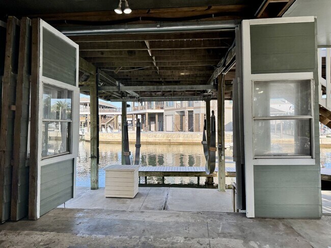 Building Photo - 339 Admiral Cir