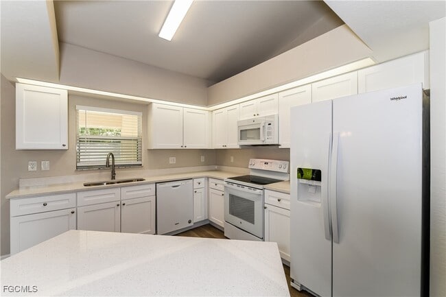 Building Photo - 349 SW 28th Pl