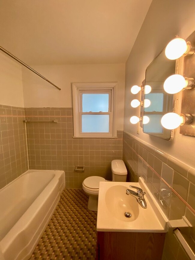 Building Photo - 4 bedroom house  Close to EMU in Ypsilanti- Available Fall 2026