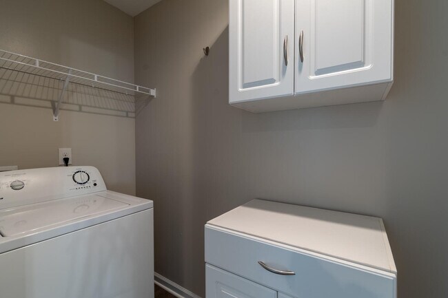 Building Photo - 3733 Moseley Dr